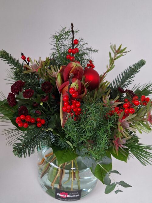 Amaryllisstrauß, weihnachtliche Atmosphäre, kurzer Biedermeierstil Amaryllisstrauß in weihnachtlicher Atmosphäre, kurz gebunden im Biedermeier-Stil