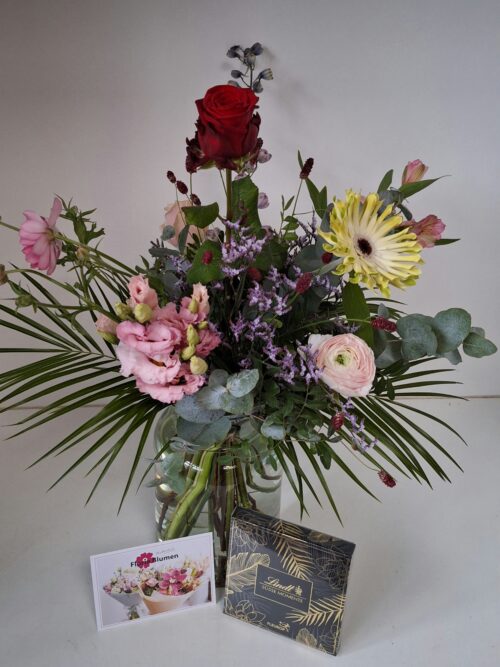 Blumenstrauß Valentin Deluxe – Amsterdammertje mit roter Rose, Vase & Pralinen