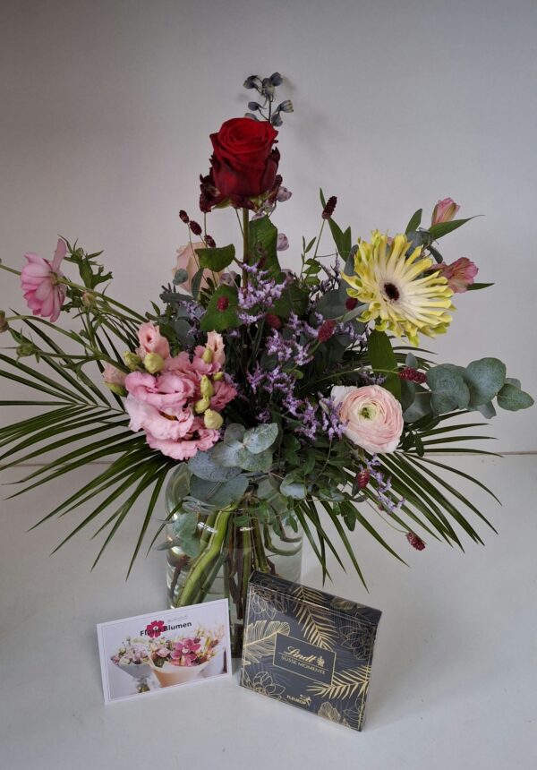Blumenstrauß Valentin Deluxe – Amsterdammertje mit roter Rose, Vase & Pralinen