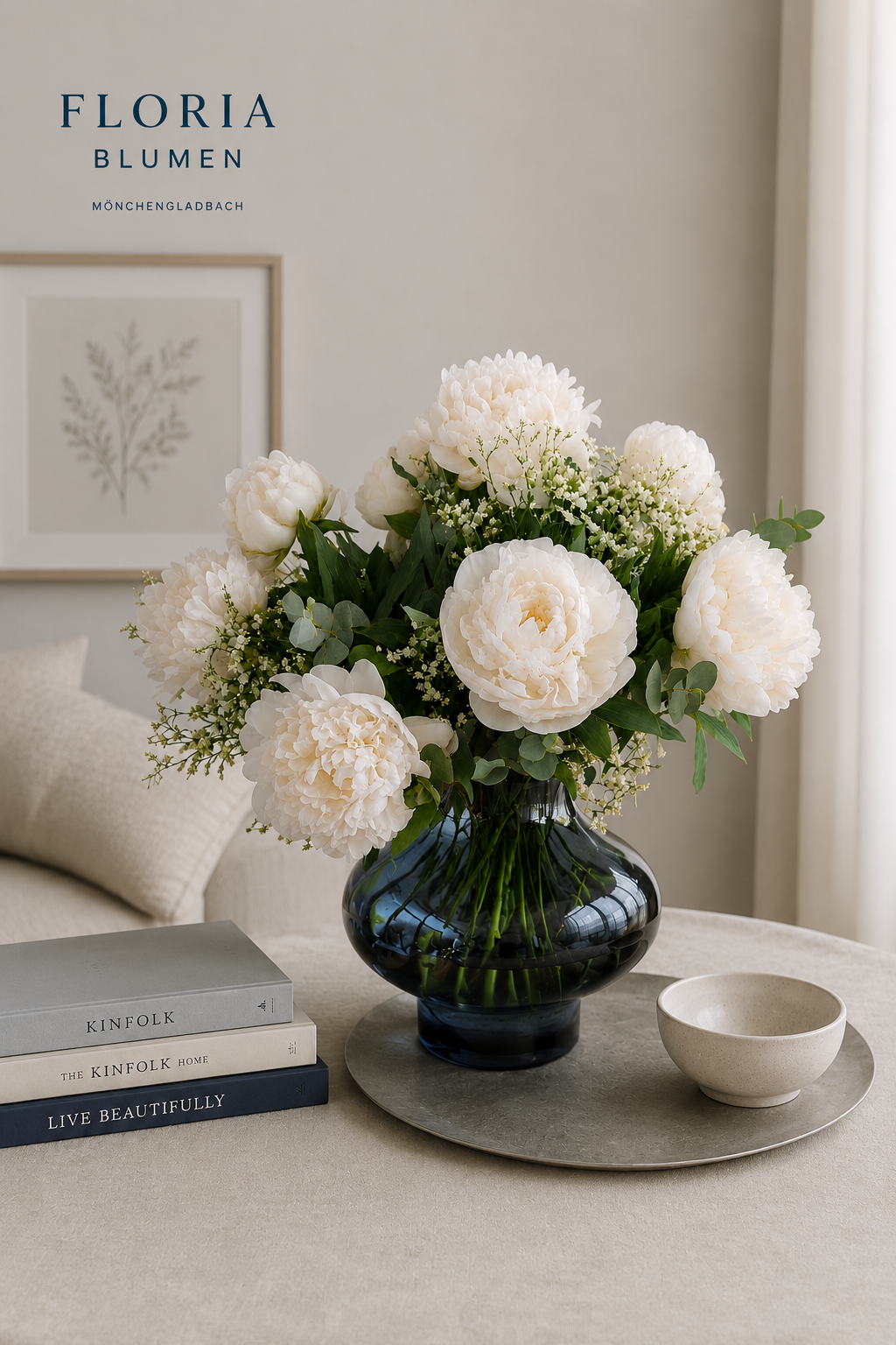 “Eleganter weißer Pfingstrosenstrauß in dunkler Glasvase in stilvollem skandinavischem Interieur von Floria Blumen Mönchengladbach”